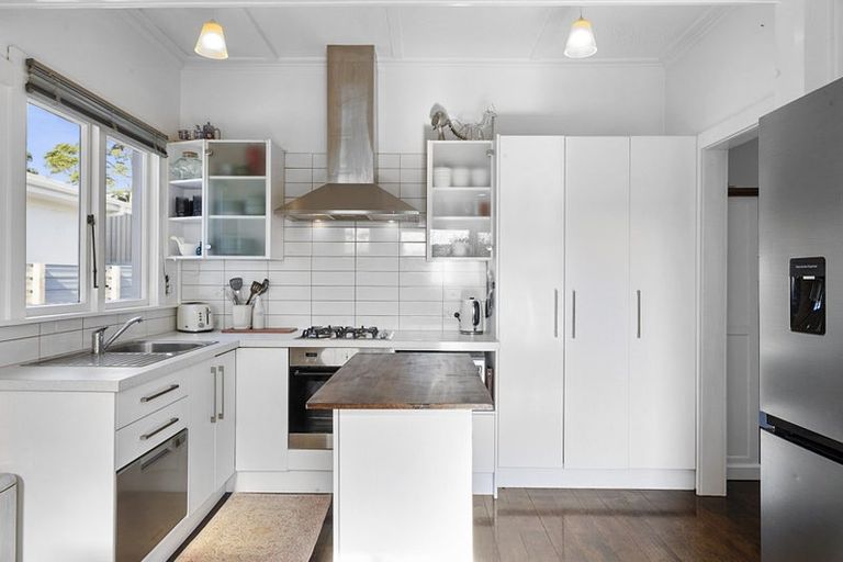 Photo of property in 15b Atiawa Street, Glen Avon, New Plymouth, 4312