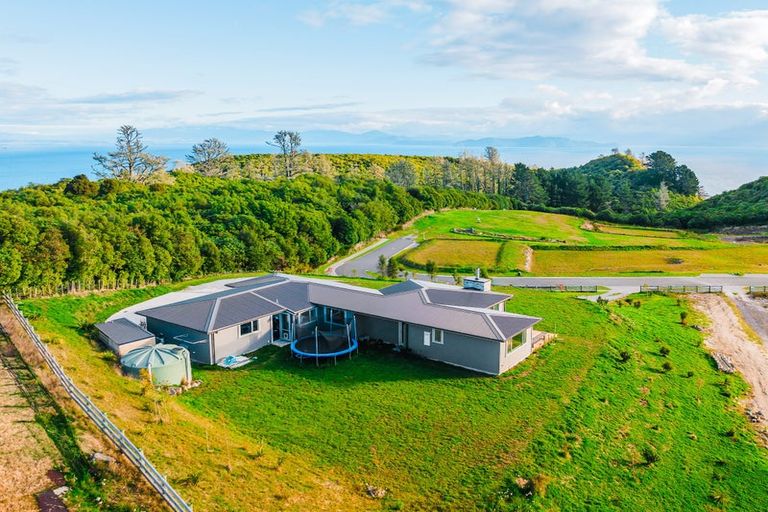 Photo of property in 5 Glendas Way, Acacia Bay, Taupo, 3385
