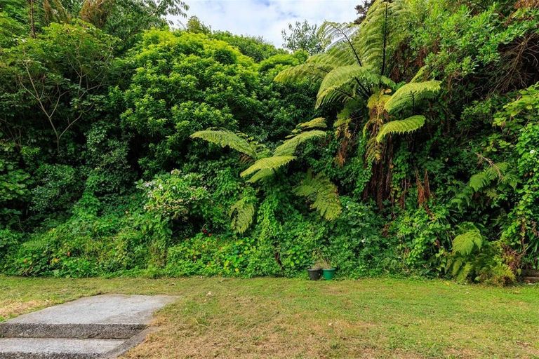 Photo of property in 34 Glanmire Road, Newlands, Wellington, 6037