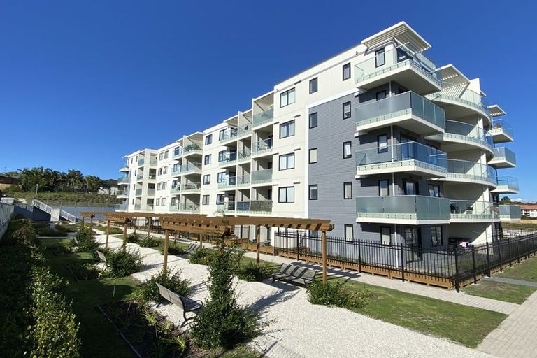 Photo of property in Apollo Apartments, 201/46 Rosedale Road, Rosedale, Auckland, 0632