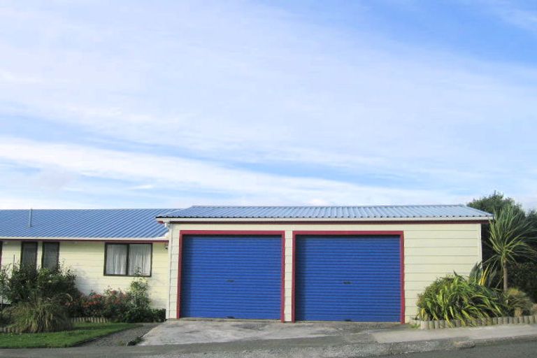 Photo of property in 6 Fernhaven Grove, Newlands, Wellington, 6037