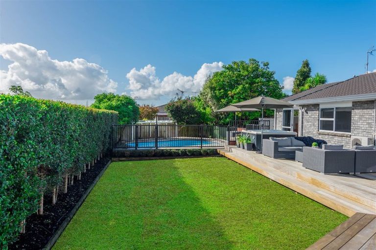 Photo of property in 4 Hanly Close, West Harbour, Auckland, 0618