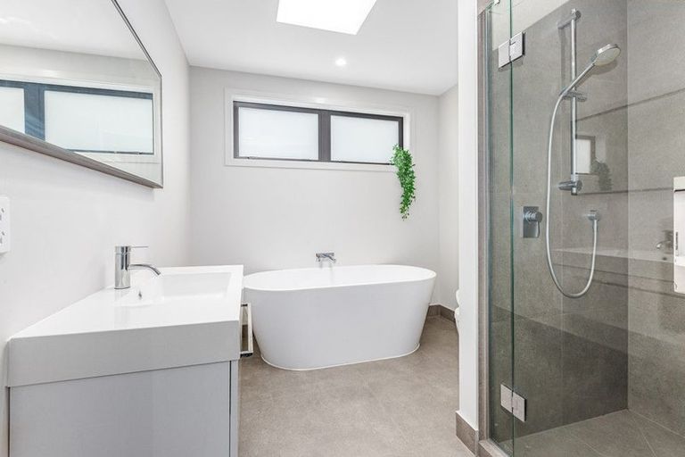 Photo of property in 1b Wai-iti Crescent, Woburn, Lower Hutt, 5010