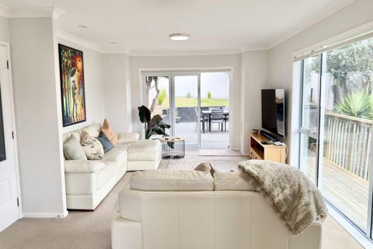 Photo of property in 42 Ravenstone Place, Chatswood, Auckland, 0626
