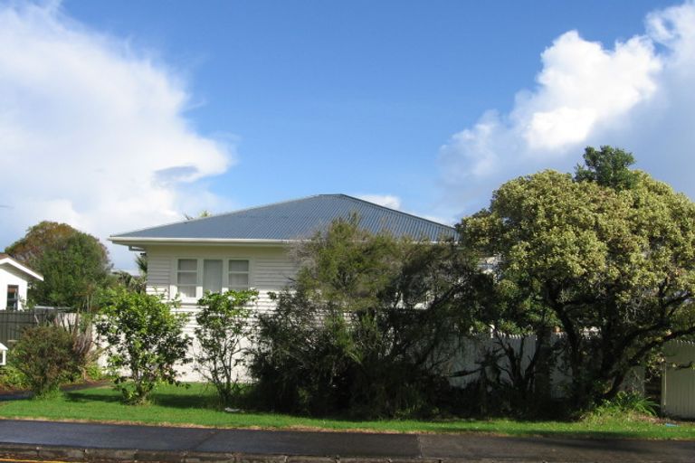 Photo of property in 1/51 Clovelly Road, Bucklands Beach, Auckland, 2012