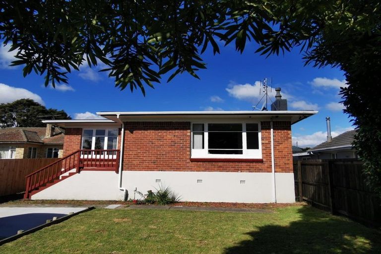 Photo of property in 52 Churchill Avenue, Manurewa, Auckland, 2102