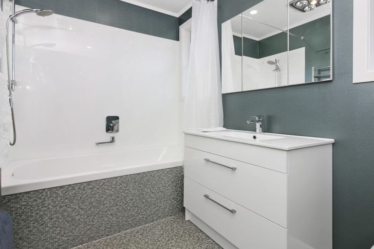 Photo of property in 19 Koru Street, Mangere Bridge, Auckland, 2022