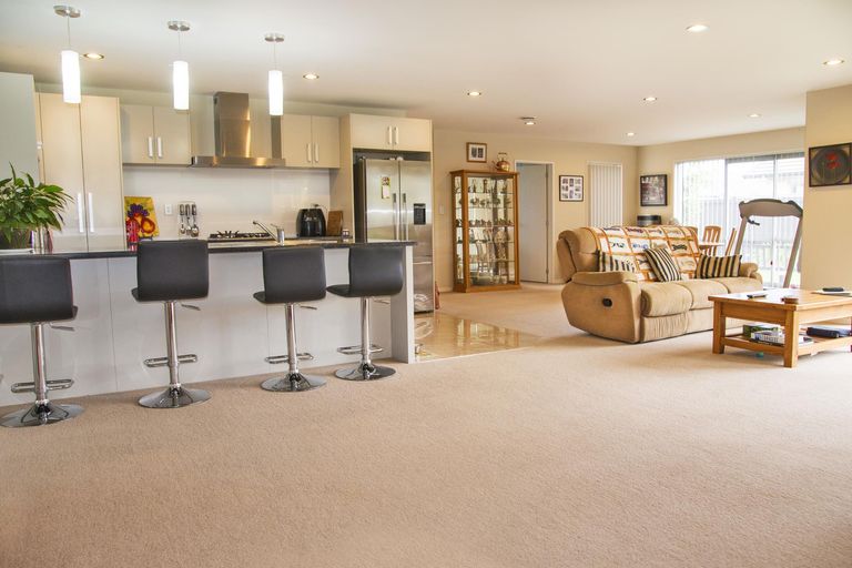 Photo of property in 18 Cooladerry Place, Rosehill, Papakura, 2113