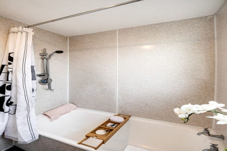 Photo of property in 18 Heaphy Place, Casebrook, Christchurch, 8051