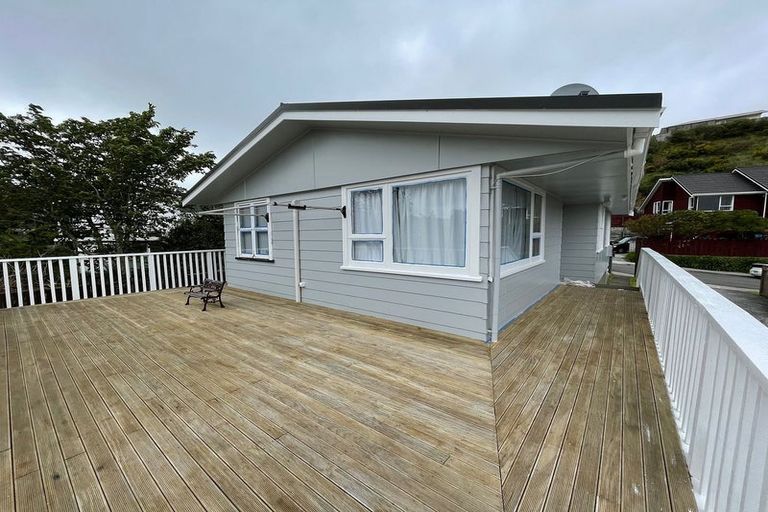 Photo of property in 4 Sloane Terrace, Newlands, Wellington, 6037