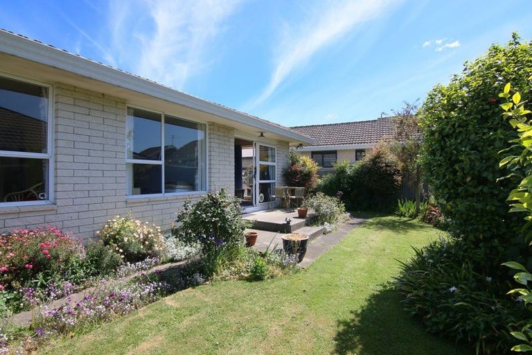 Photo of property in 18 Sawtell Place, Northcote, Christchurch, 8052