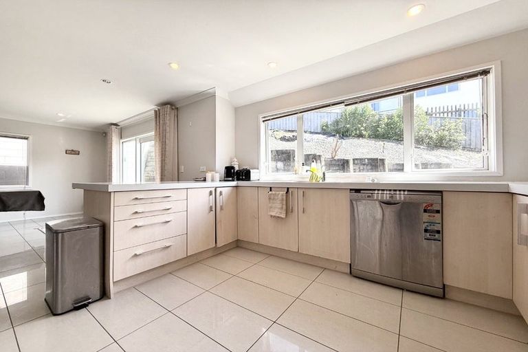 Photo of property in 17 Tamworth Crescent, Newlands, Wellington, 6037