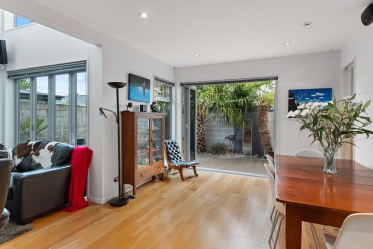 Photo of property in 1/64 Holly Road, St Albans, Christchurch, 8014