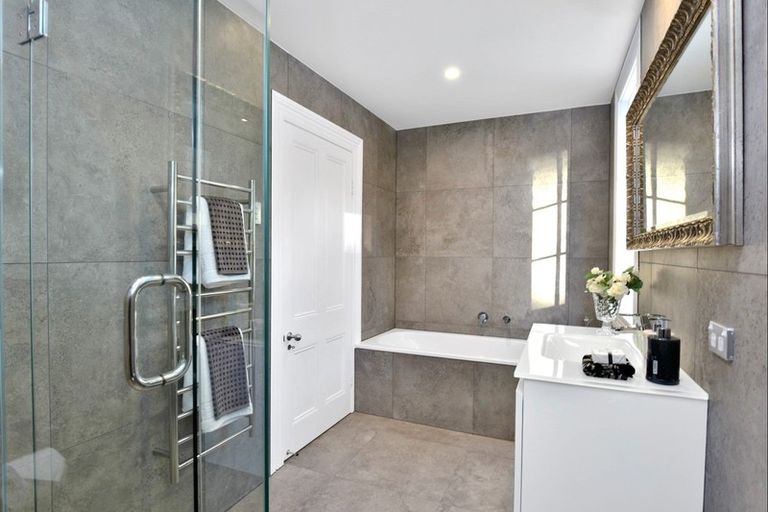 Photo of property in 28 Stanley Point Road, Stanley Point, Auckland, 0624