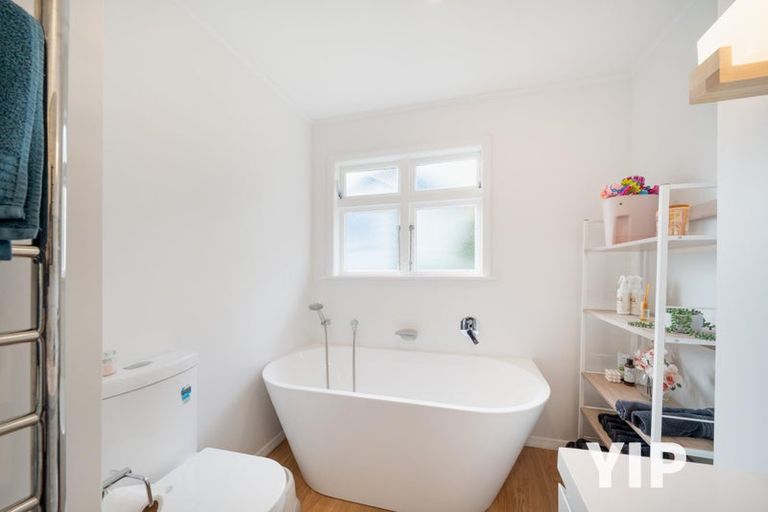 Photo of property in 6 Royston Way, Newlands, Wellington, 6037