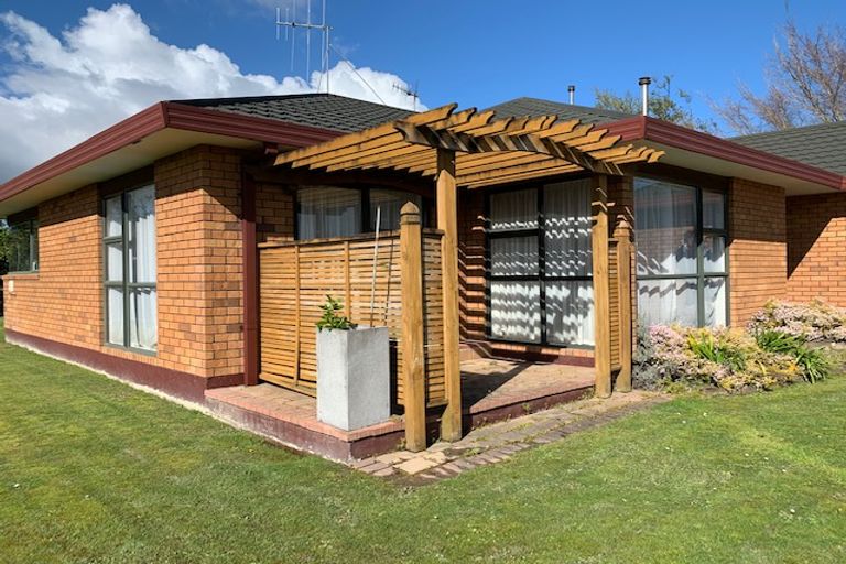 Photo of property in 23 Greenwood Place, Fitzherbert, Palmerston North, 4410