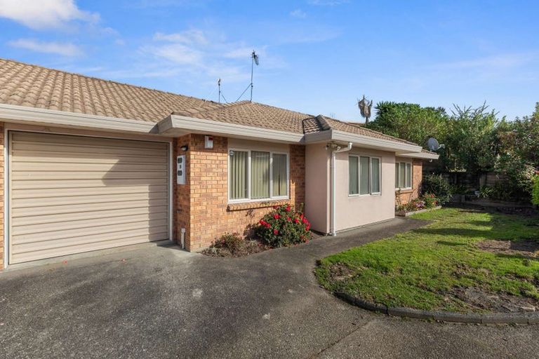 Photo of property in 10/43 Fruitvale Road, New Lynn, Auckland, 0600