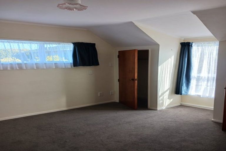 Photo of property in 2/15 Apu Crescent, Lyall Bay, Wellington, 6022