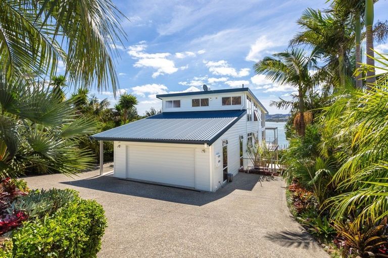 Photo of property in 42 Pohutukawa Avenue, Red Beach, 0932
