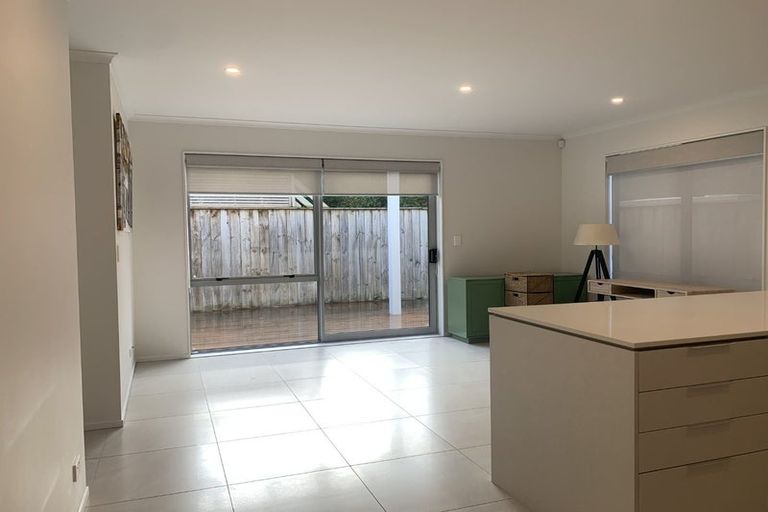 Photo of property in 7 Muriels View Lane, Massey, Auckland, 0614