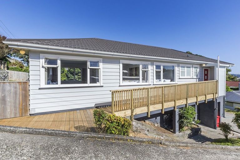 Photo of property in 51 Glanmire Road, Newlands, Wellington, 6037