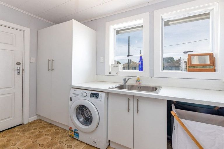 Photo of property in 6 Avro Crescent, Hornby, Christchurch, 8042