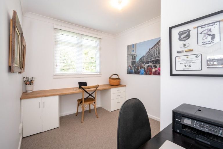 Photo of property in 2 Busby Hill, Havelock North, 4130