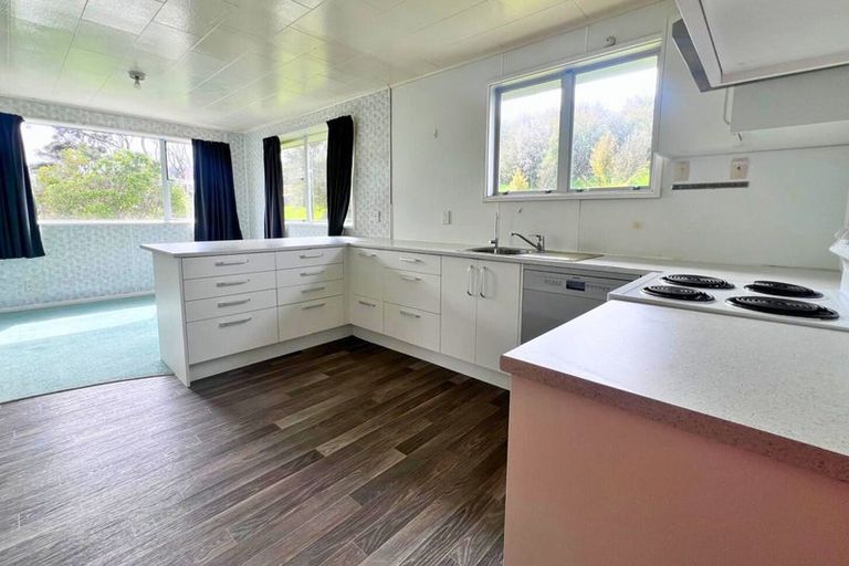 Photo of property in 102 Paekakariki Hill Road, Pauatahanui, Porirua, 5381