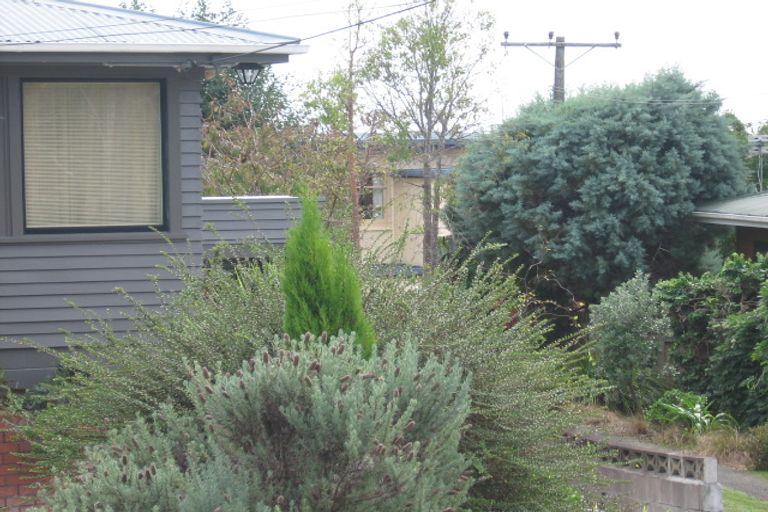 Photo of property in 14 Deane Avenue, Titirangi, Auckland, 0604