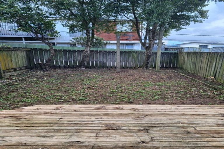 Photo of property in 3/351 West Coast Road, Glen Eden, Auckland, 0602