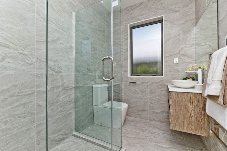 Photo of property in 10 Syd Grant Crescent, Orewa, 0931