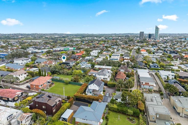 Photo of property in 2/5 Hauraki Road, Hauraki, Auckland, 0622