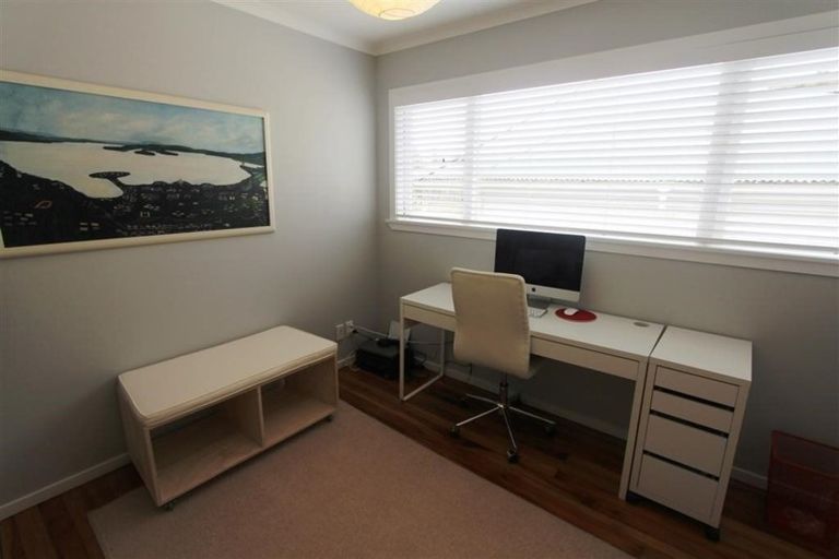 Photo of property in 15a Governor Road, Northland, Wellington, 6012