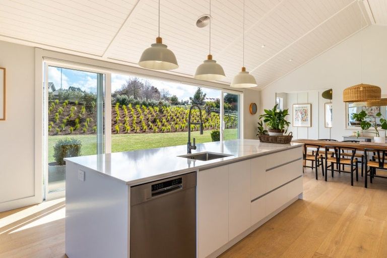 Photo of property in 5 Lens Way, Acacia Bay, Taupo, 3385