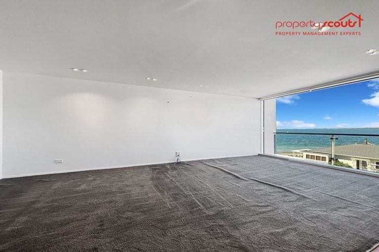 Photo of property in Seaview Apartments, 11/64 Milford Road, Milford, Auckland, 0620