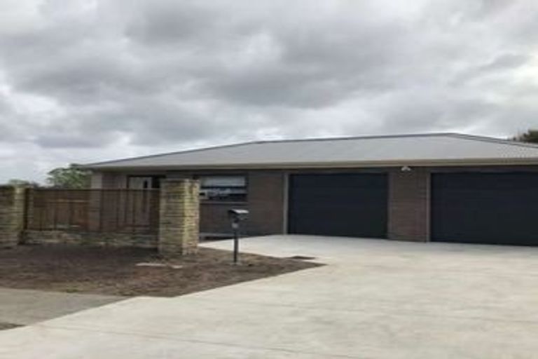 Photo of property in 1 Kittiwake Drive, Schnapper Rock, Auckland, 0632