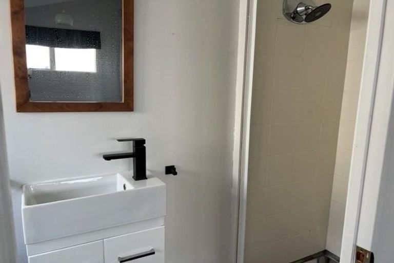 Photo of property in 21 Denarius Lane, Glendene, Auckland, 0602