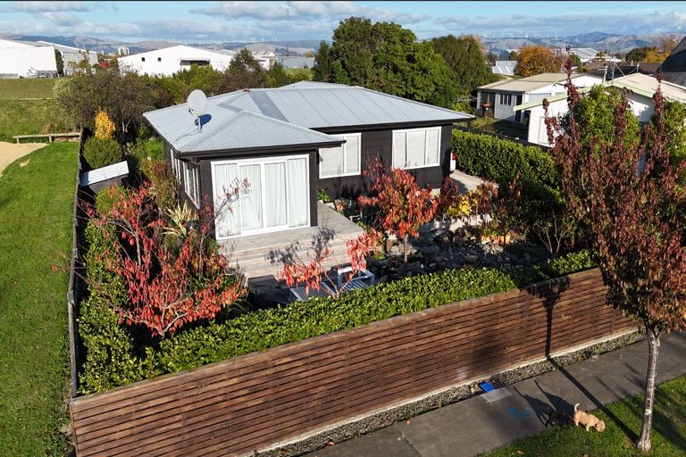 Photo of property in 41 Rosedale Crescent, Cloverlea, Palmerston North, 4412