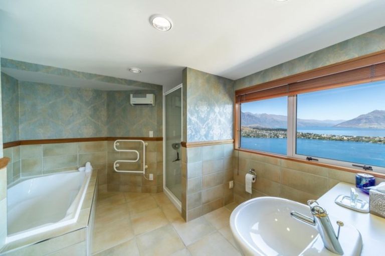 Photo of property in 10 Peregrine Place, Queenstown, 9300