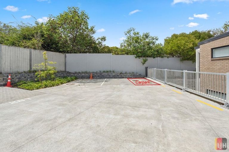 Photo of property in 2 Mikoikoi Crescent, Mangere Bridge, Auckland, 2022