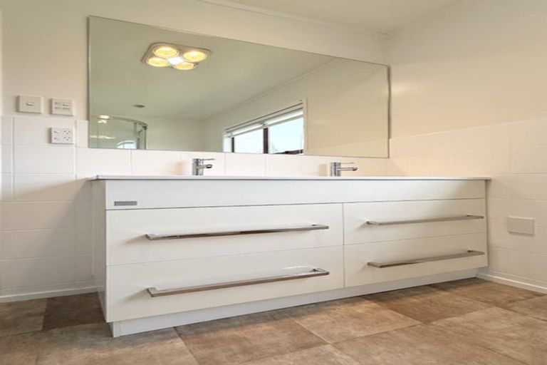 Photo of property in 204 Don Buck Road, Massey, Auckland, 0614