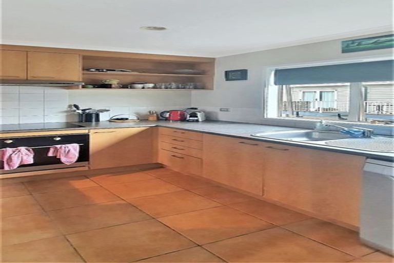 Photo of property in 4/49 Henderson Valley Road, Henderson, Auckland, 0612