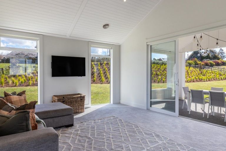 Photo of property in 5 Lens Way, Acacia Bay, Taupo, 3385