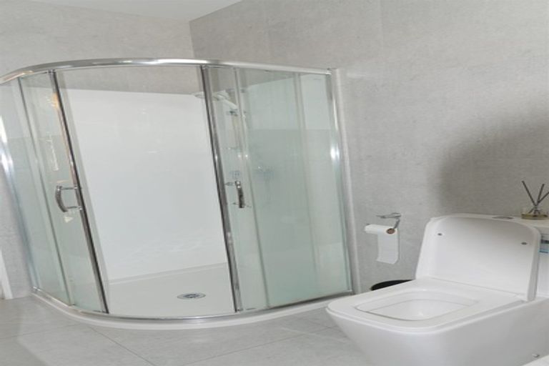 Photo of property in 83a Lake Road, Northcote, Auckland, 0627