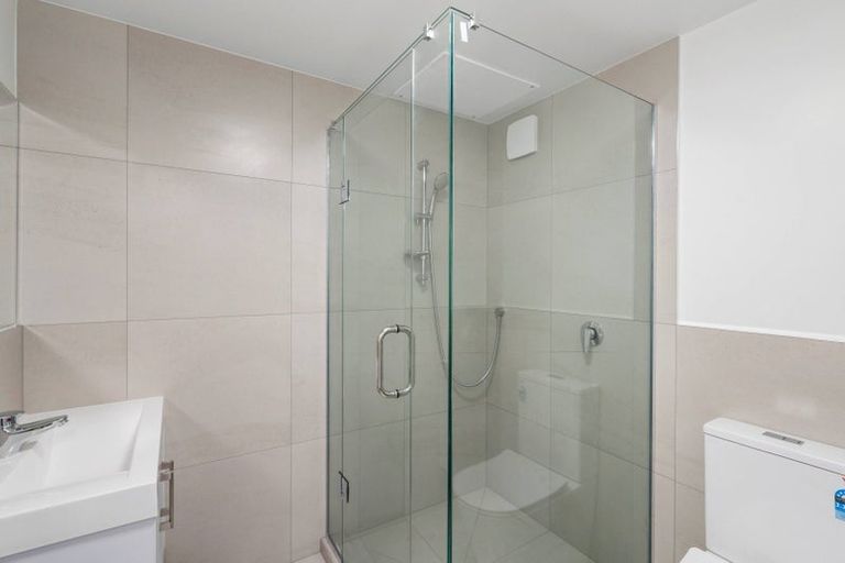Photo of property in 1/4045f Great North Road, Glen Eden, Auckland, 0602