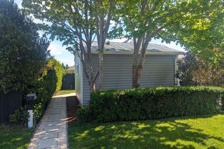 Photo of property in 2/7 Leonard Place, Saint Martins, Christchurch, 8022