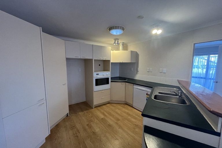 Photo of property in 16 Jubaea Place, Henderson, Auckland, 0610