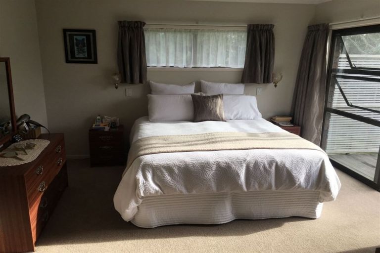 Photo of property in 679 Waitakere Road, Kumeu, 0891