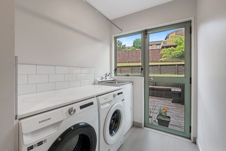 Photo of property in 24 Goldfinch Rise, Unsworth Heights, Auckland, 0632