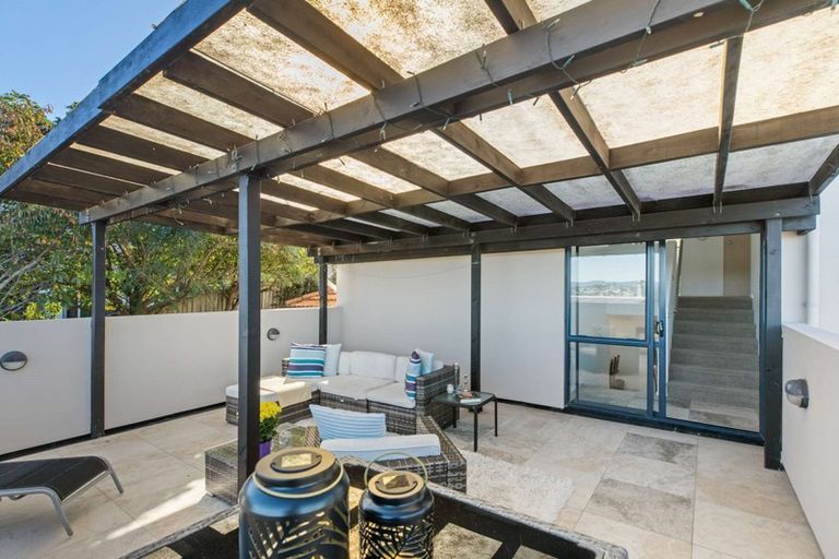 Photo of property in 22a Van Dyke Place, West Harbour, Auckland, 0618